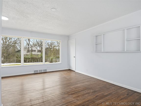 3rd image of 102 Parkview Dr