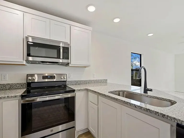 545 Delmar St #102 — Photo 5