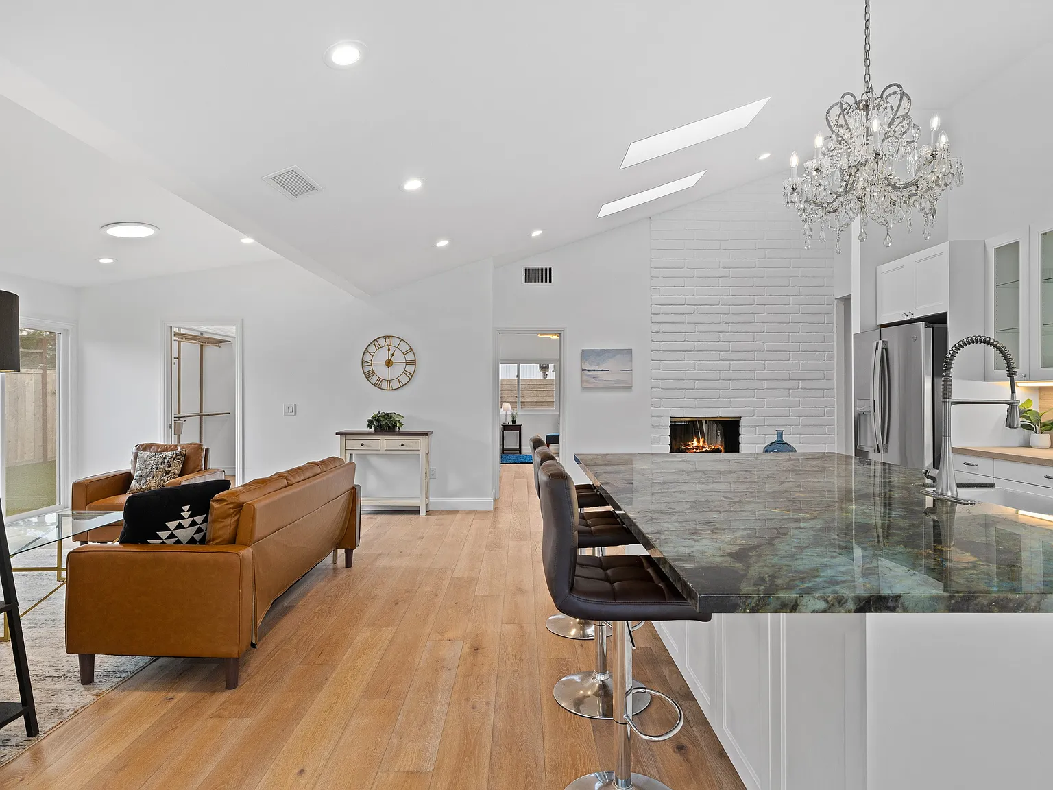 5 bed, 2290 sqft, $8,500 — Photo 4