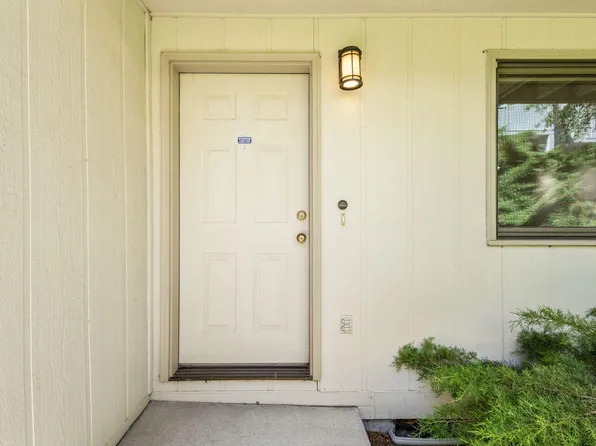 1050 NE Butler Market Rd APT 19, Bend, OR 97701