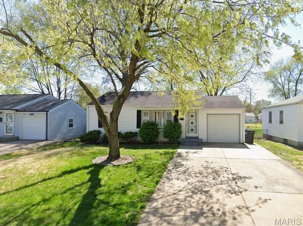 860 Loekes Dr, Florissant, MO 63031