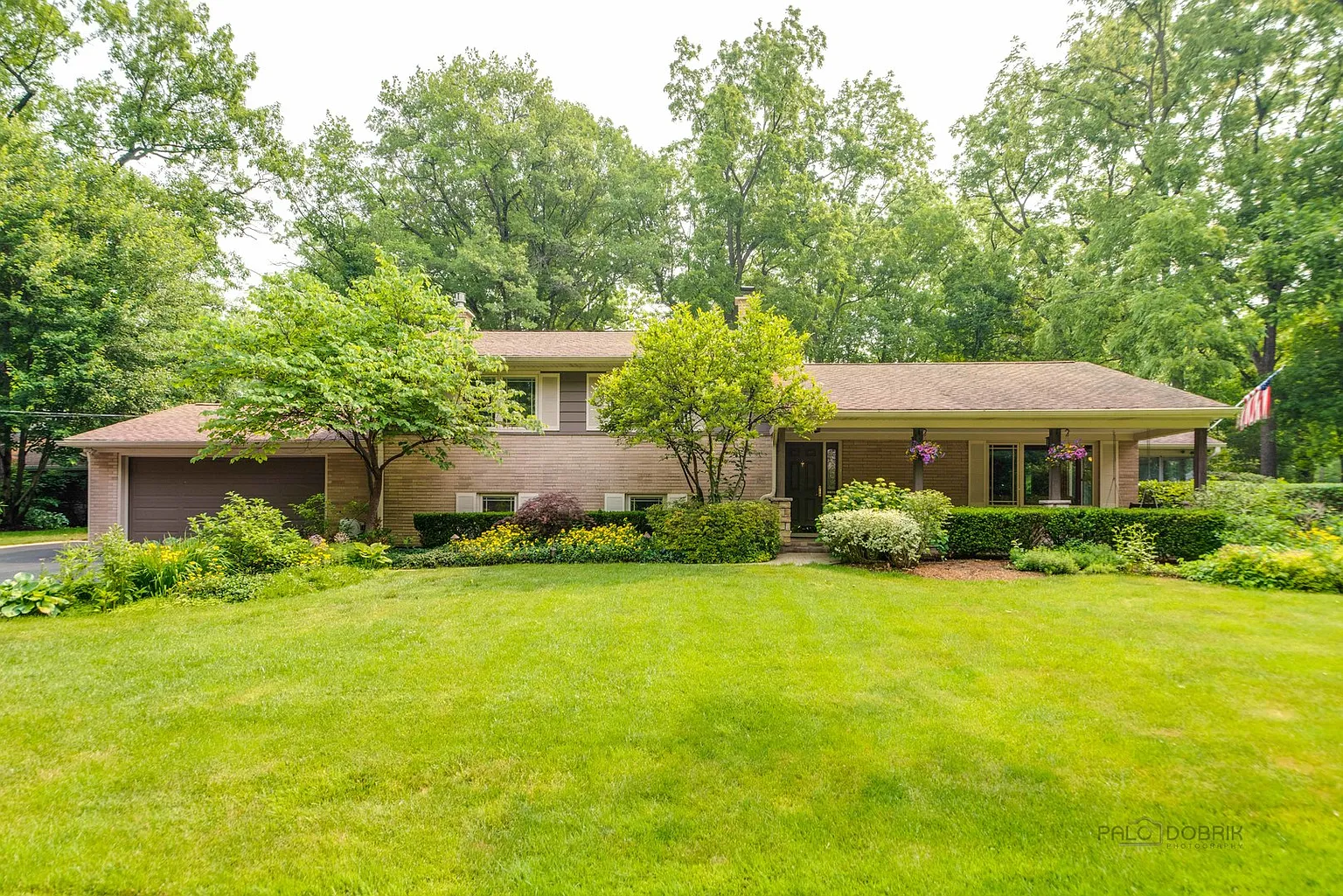 780 Hawthorne Ln photo 1