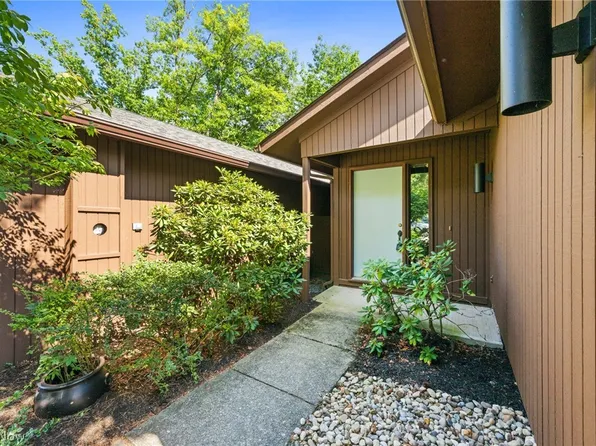 18239 Glencreek Ln, Strongsville, OH 44136