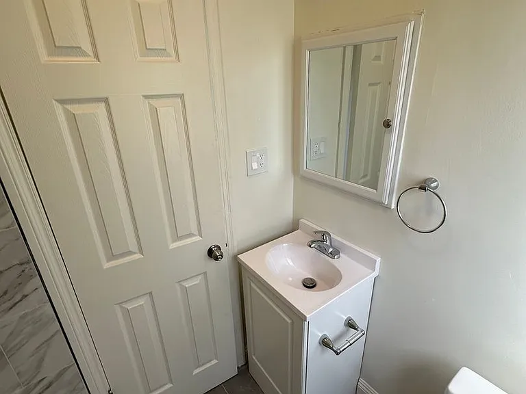 South LA Urban Apartments — Photo 16