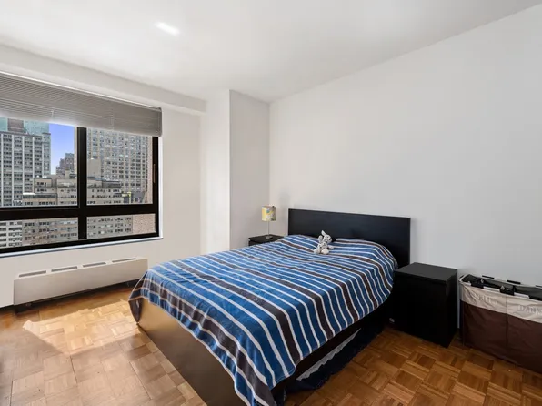 100 United Nations Plaza image 3 of 6