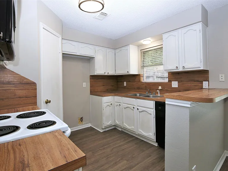 7814 Barnhill Dr — Photo 8