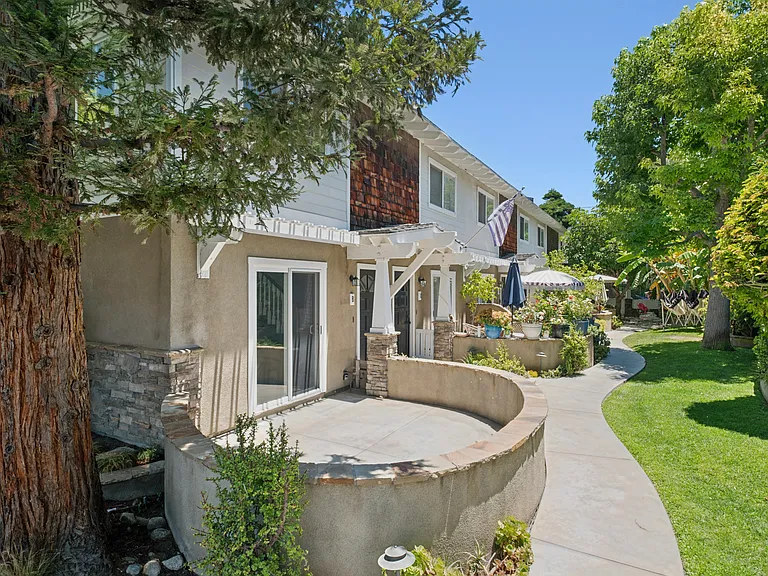 2550 Elden Ave #B — Photo 3