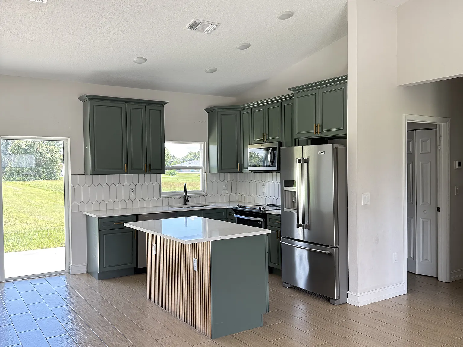 3 bed, 1025 sqft, $2,400 — Photo 2
