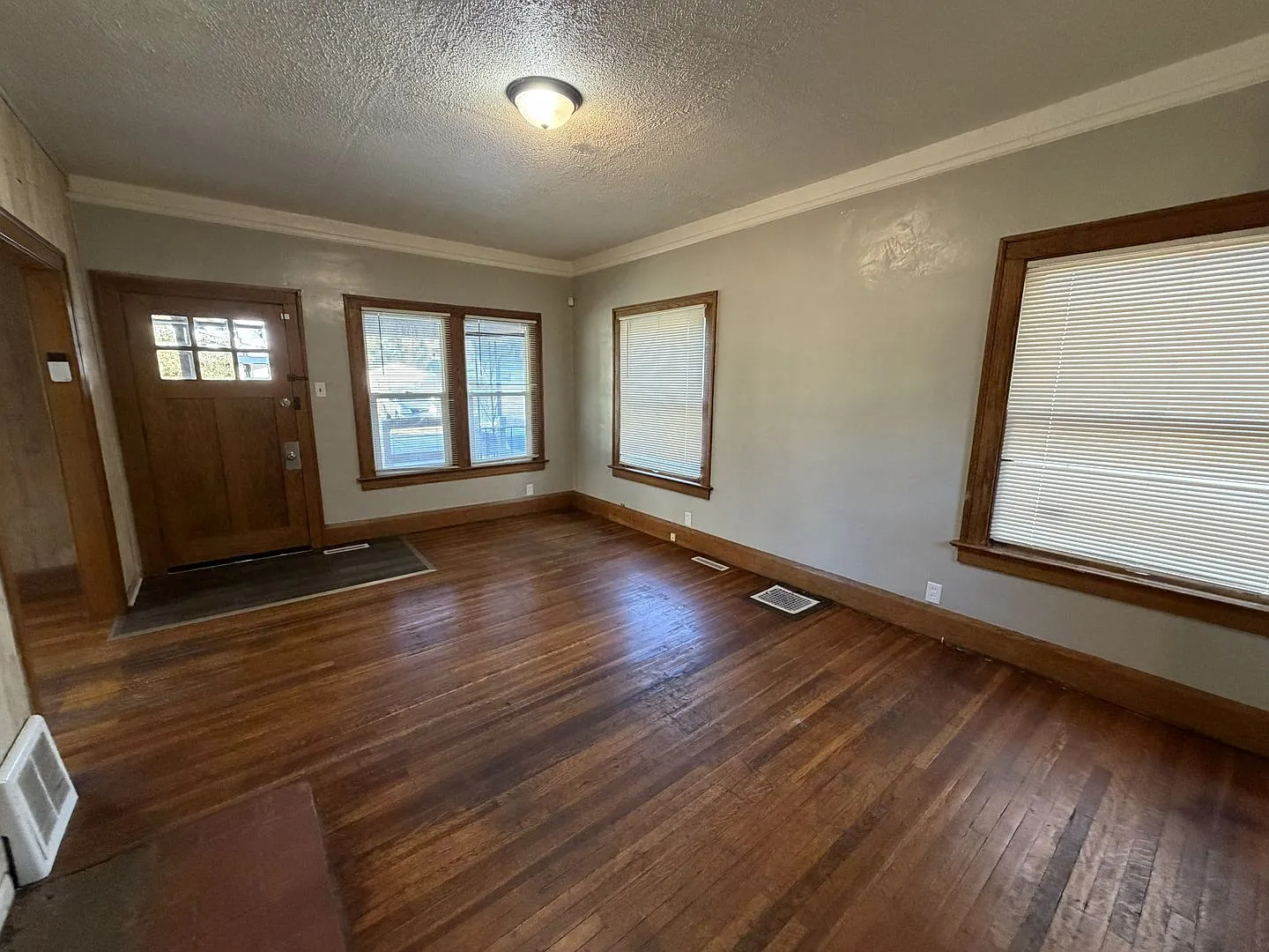 Charming & Spacious 3-Bedroom Home in West Toledo — Photo 3