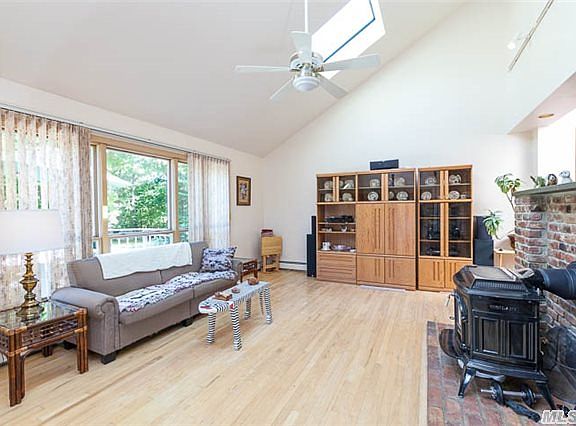 5th image of 109 East Ct