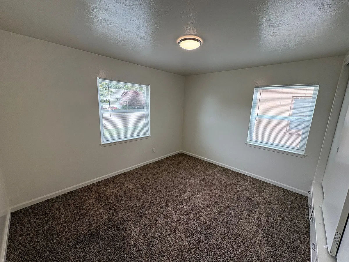 Building Photo - 315 W Kaweah Ave