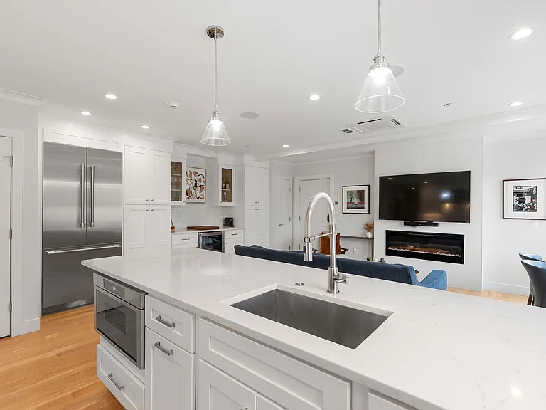 8 Sycamore St #C — Photo 4