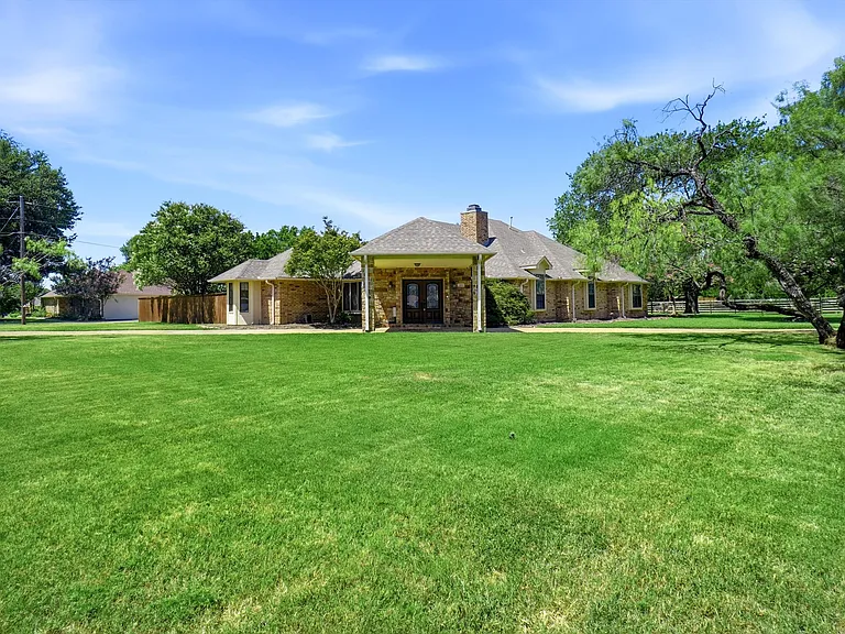 2412 Emerald Cir — Photo 2