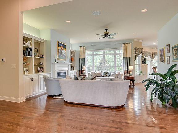4th image of 183 Golden Oak Dr