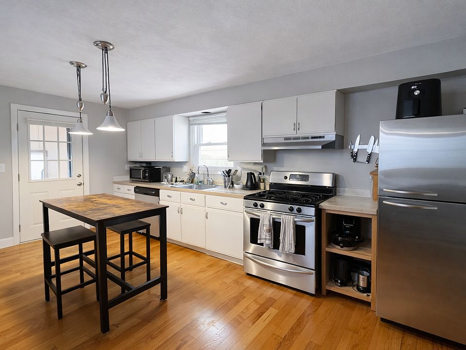 1st image of 907 E Broadway #3