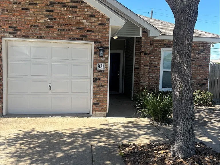 931 Moore Ave — Photo 2