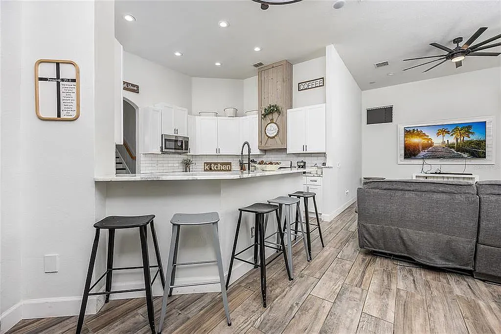 6 bed, 3860 sqft, $5,500 — Photo 4