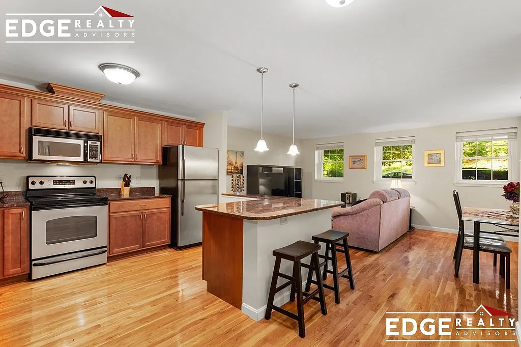 1 bed, 1.0 bath, $2,100 — Photo 2