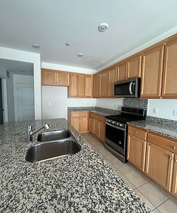 3rd image of 1564 Shirley Ave