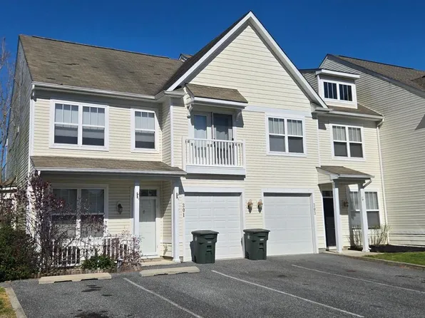 303 Schooner Ln #102, Berlin, MD 21811