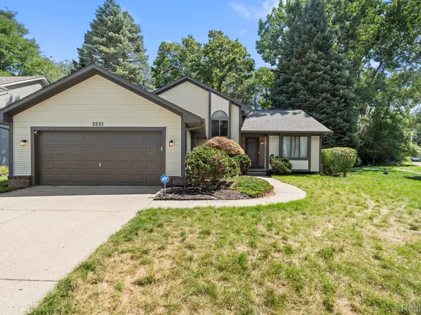 2551 Woodbourne Dr, Waterford, MI 48329