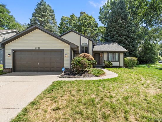 2551 Woodbourne Dr, Waterford, MI 48329