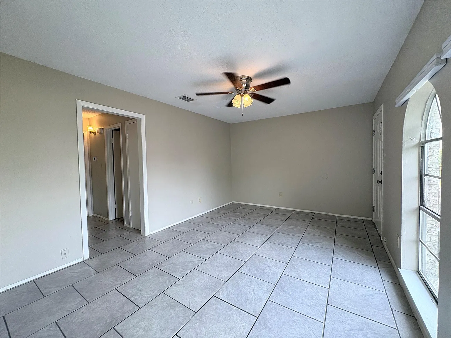 2 bed, 1.0 bath, 730 sqft, $750 — Photo 2