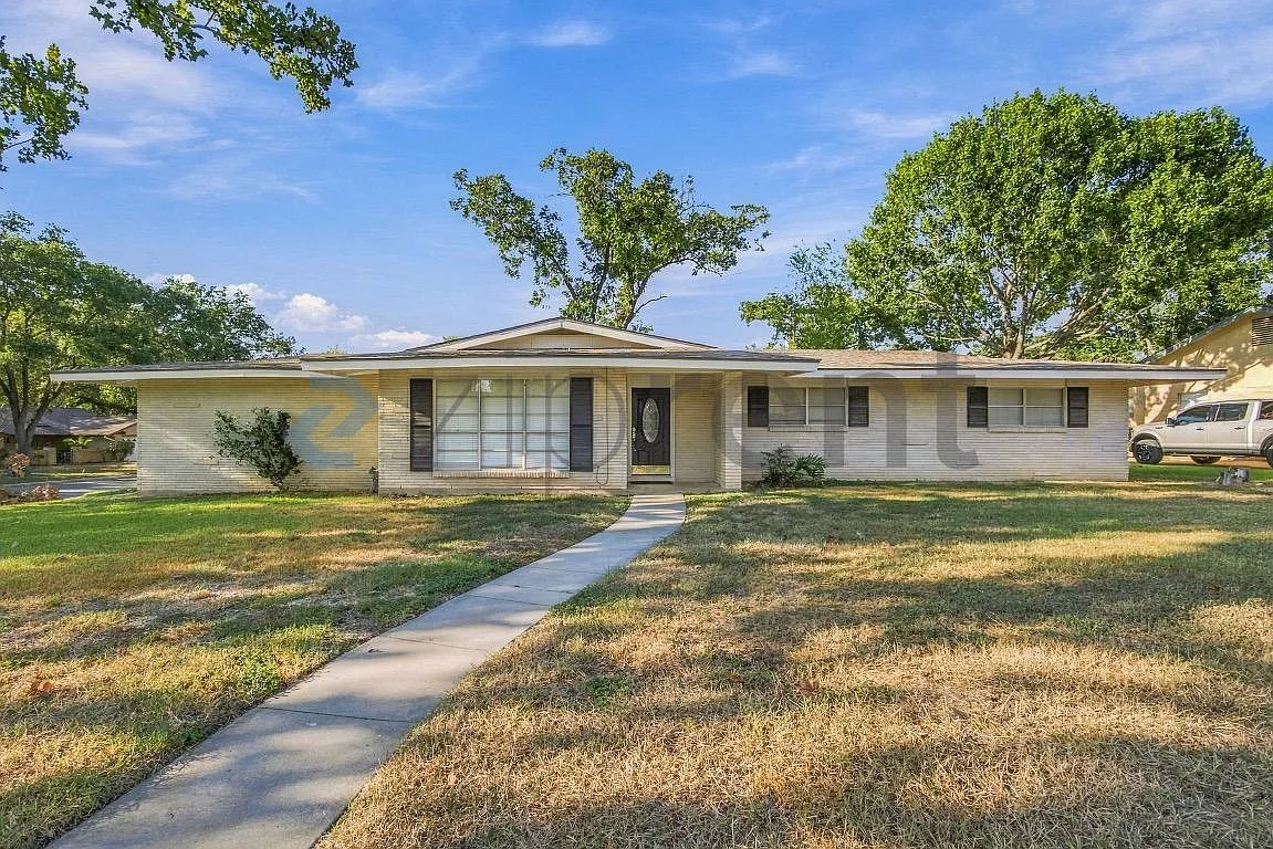 3 bed, 2012 sqft, $1,950 — Photo 1