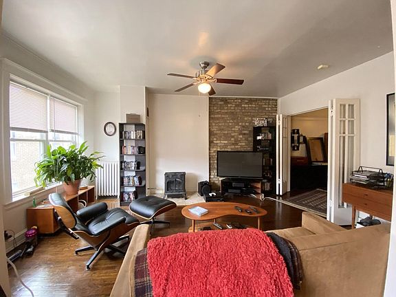 3rd image of 931-33 W Cornelia Ave #3B