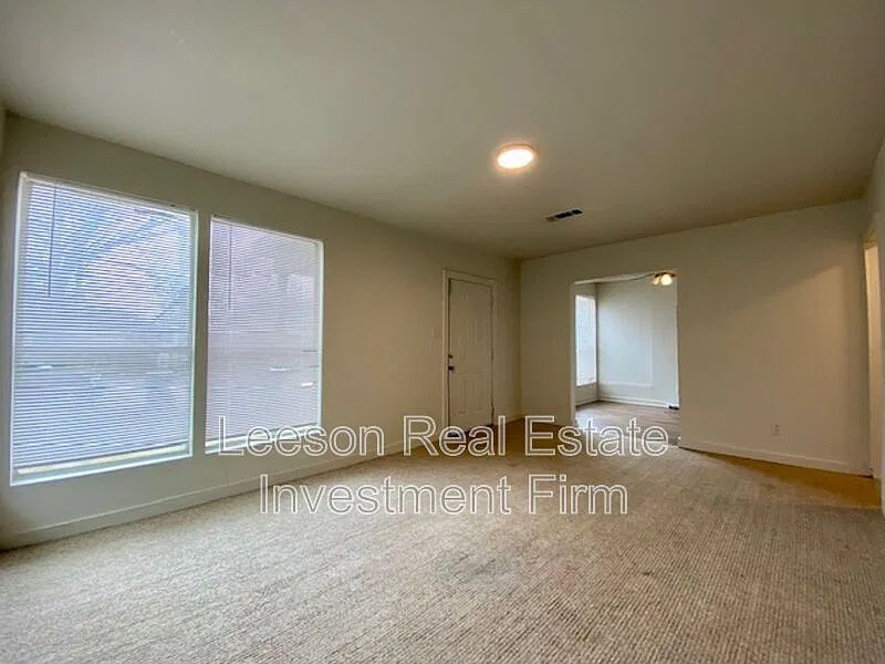 3 bed, 1.0 bath, 1036 sqft, $900 — Photo 3