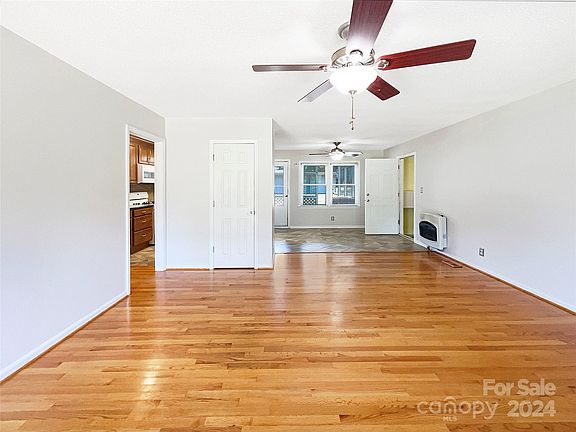4th image of 1011 Holly Hills Dr