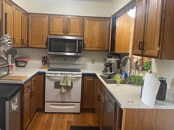 2nd image of 814 W 3rd St