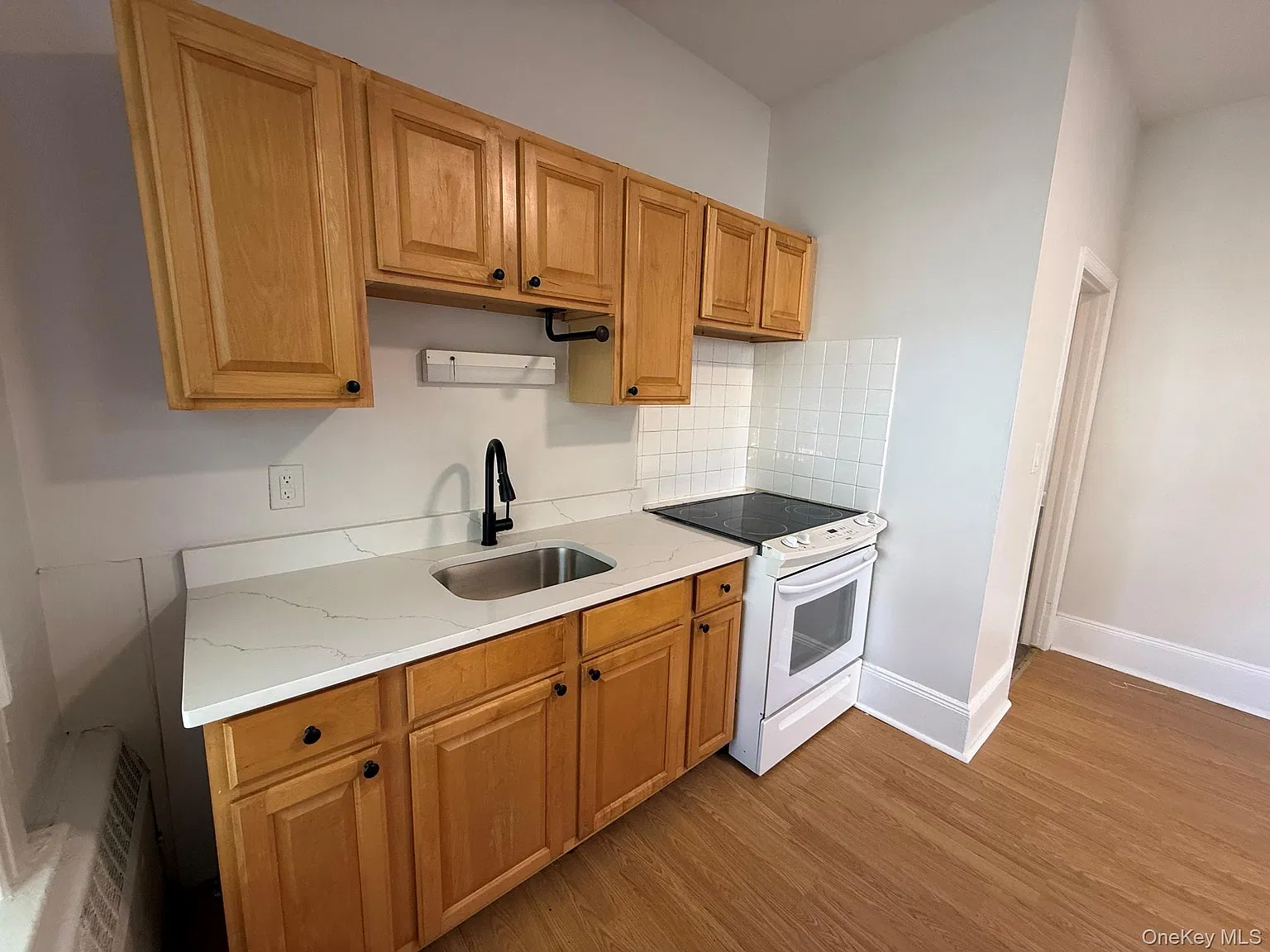 3 bed, 1.0 bath, 1150 sqft, $2,300 — Photo 2