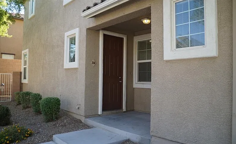 3 bed, 2.5 bath, 1695 sqft, $1,995 — Photo 2