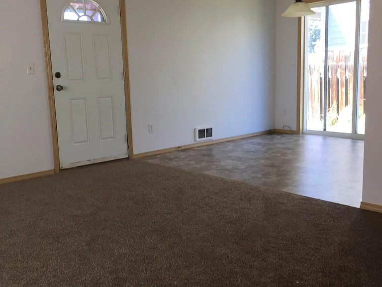 359 N Locust Ln — Photo 5