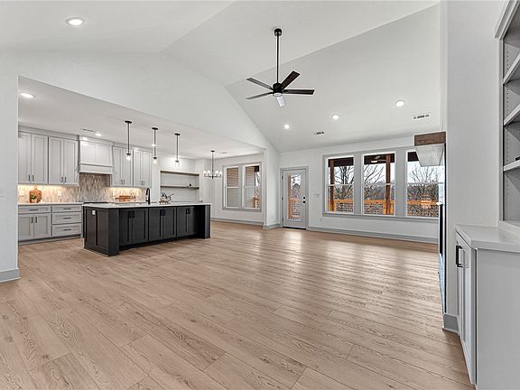 4th image of 8 Pinehurst Dr