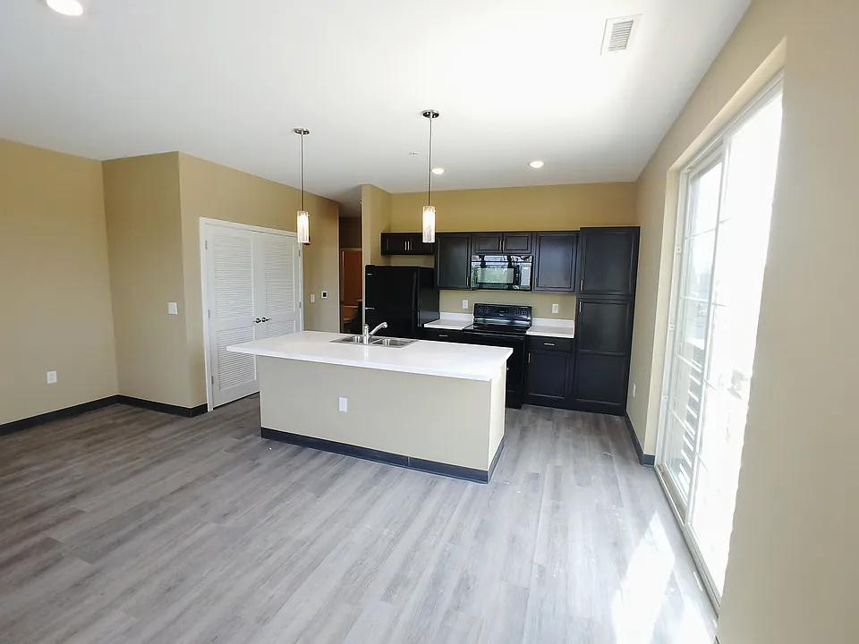 135 W 4th St #305