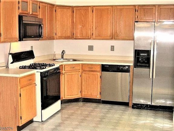 3rd image of 125 Selby Ct