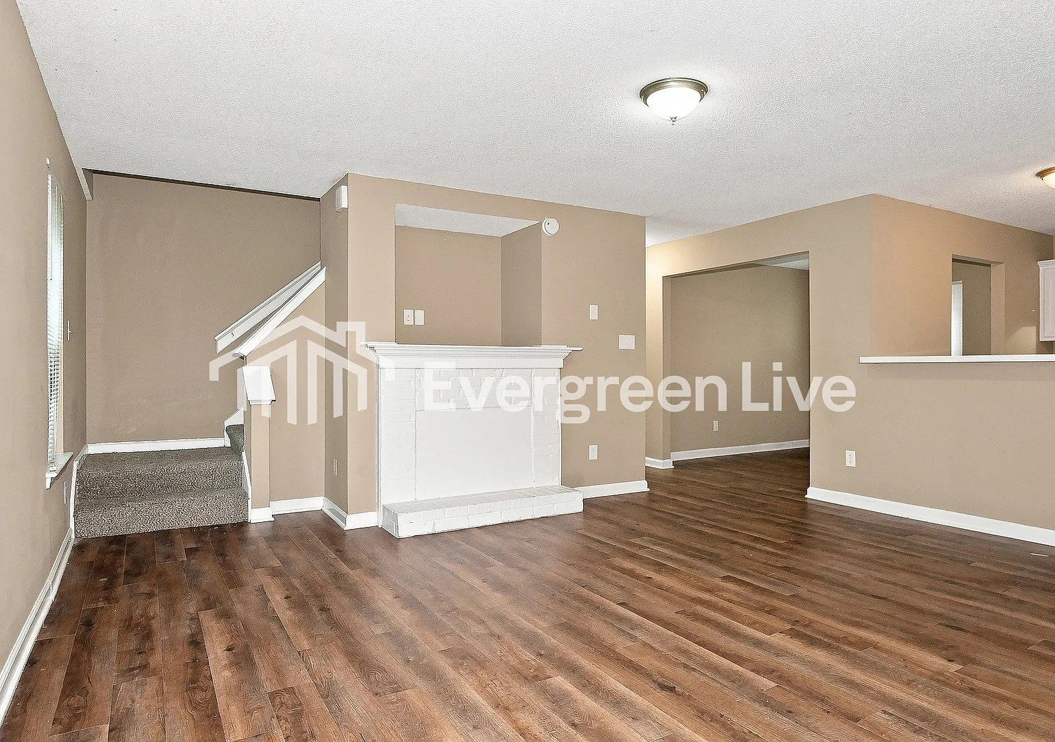 3 bed, 2.0 bath, 1301 sqft, $1,295 — Photo 3