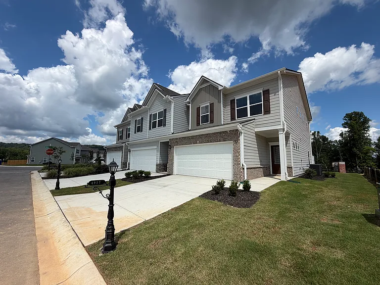 4917 Dresden Loop — Photo 2