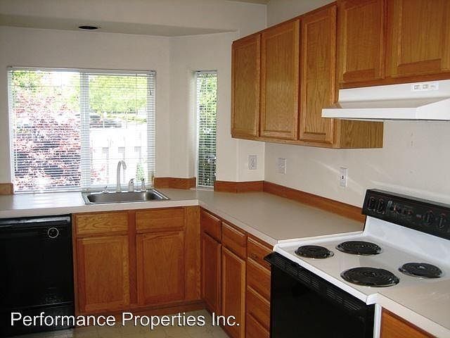 2nd image of 3228 SE Llewellyn St