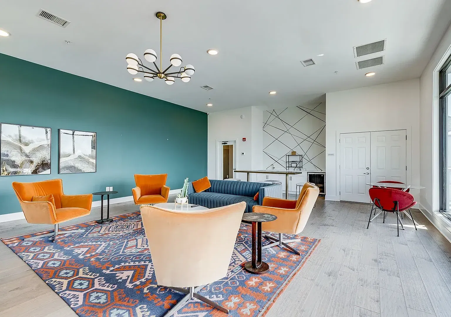 Stylish Updated Apartment Minutes from Downtown — Photo 2