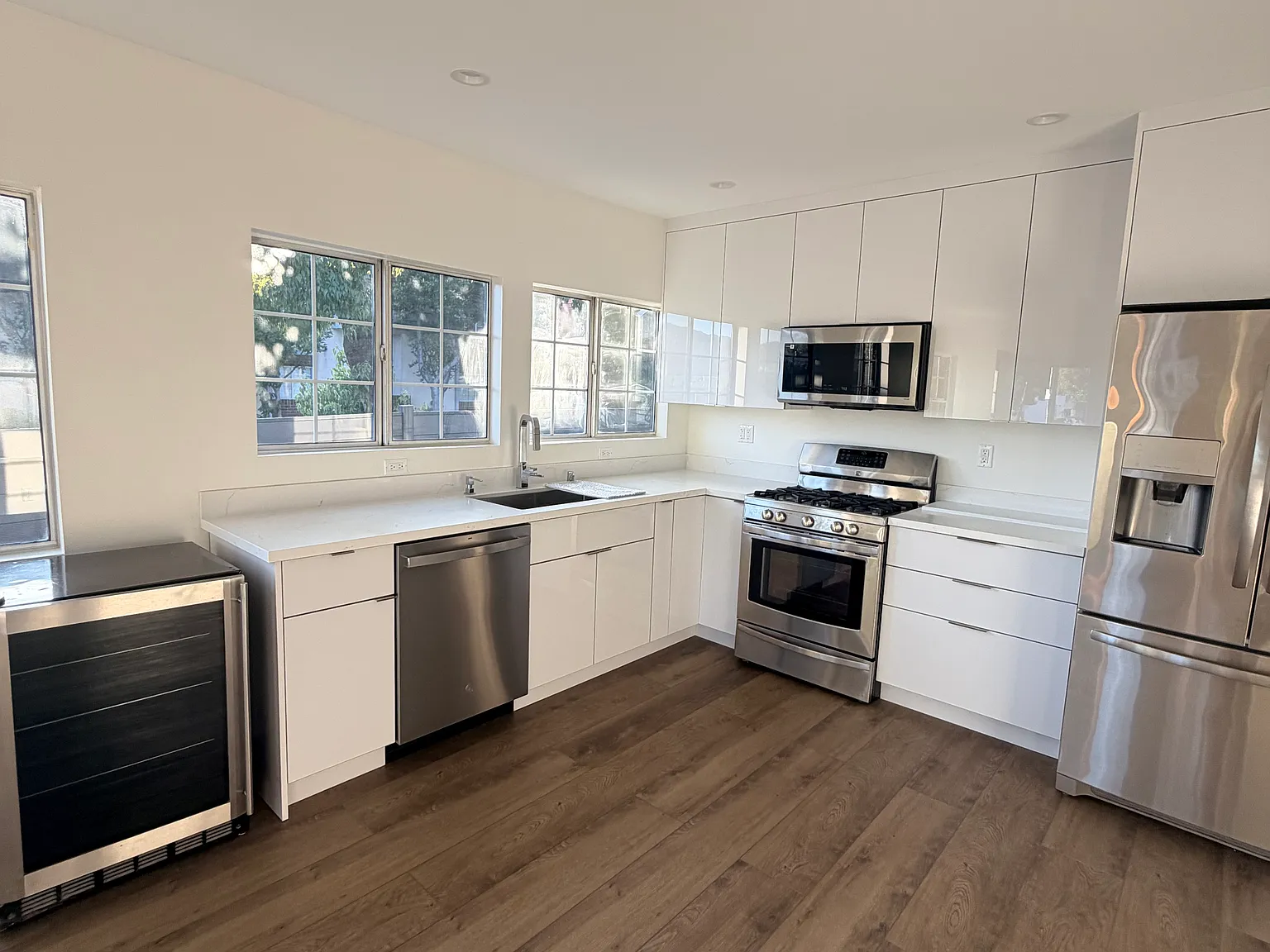 2 bed, 910 sqft, $3,095 — Photo 2