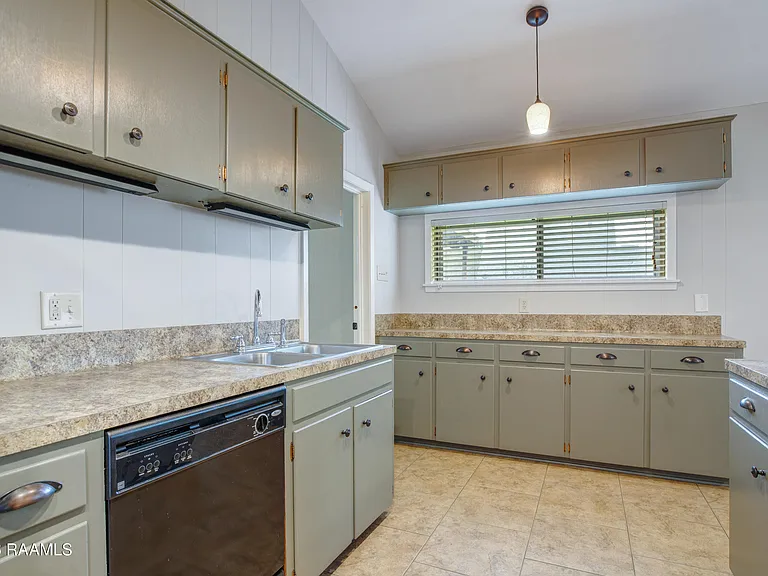 920 Marilyn Dr — Photo 4