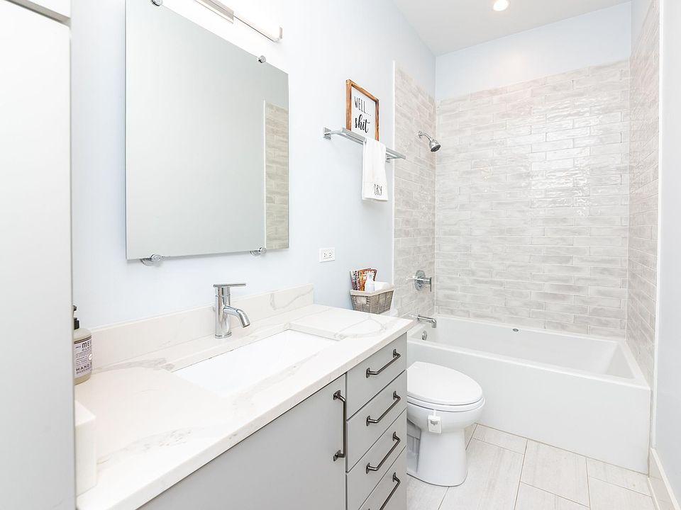 1st image of 3049 N Clybourn Ave