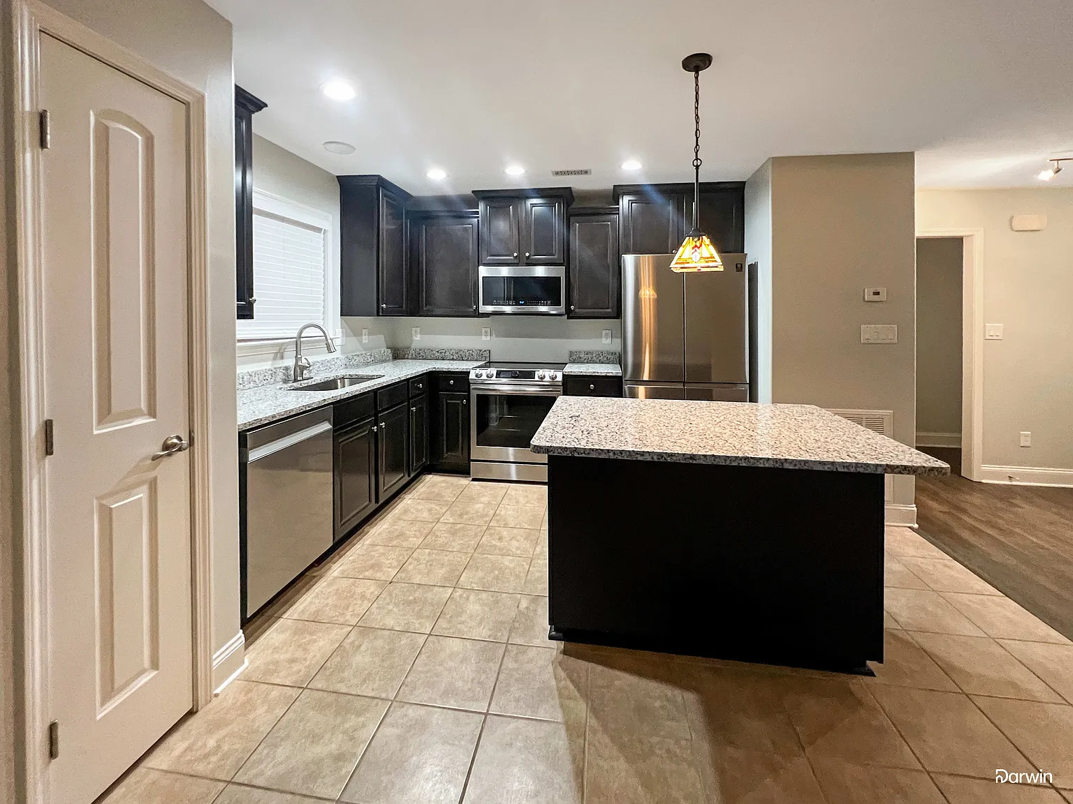 3 bed, 2.0 bath, 1306 sqft, $2,060 — Photo 2