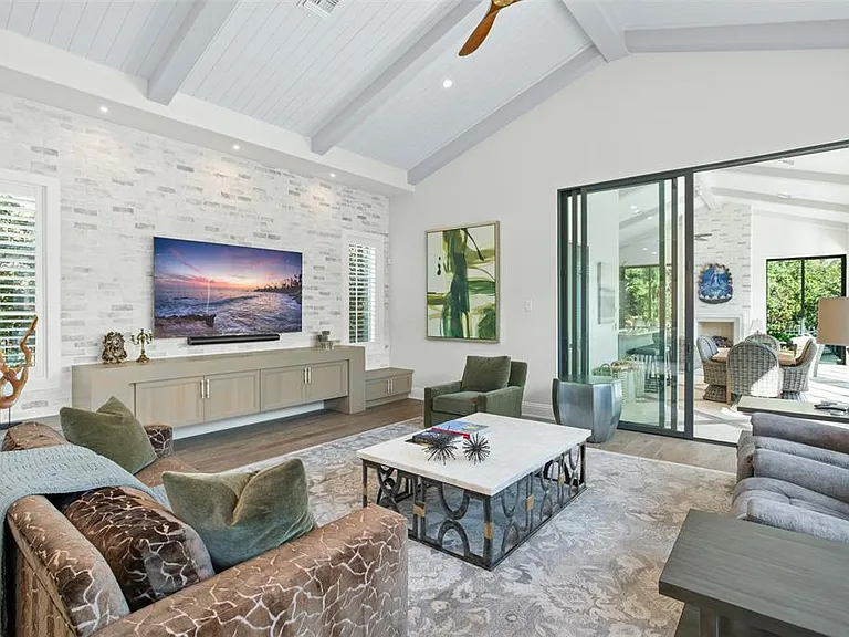 10331 Los Feliz Dr — Photo 28