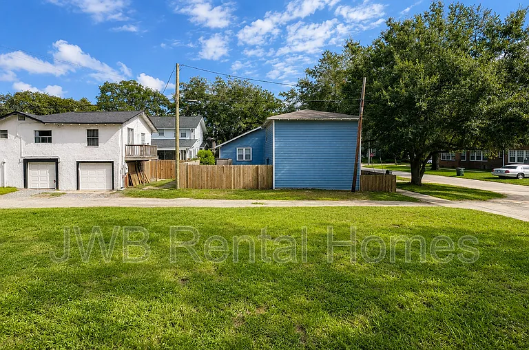 2309 College St — Photo 11