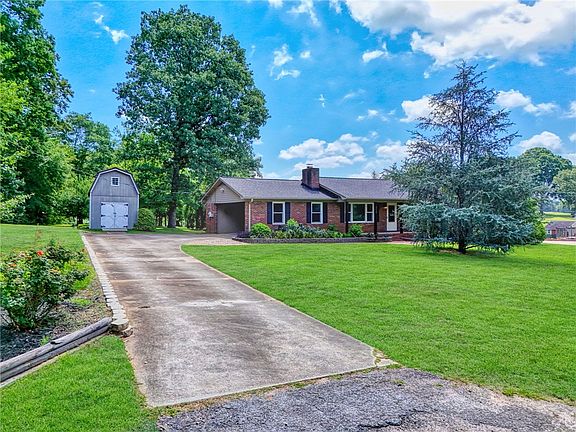4th image of 209 Hickory Dr