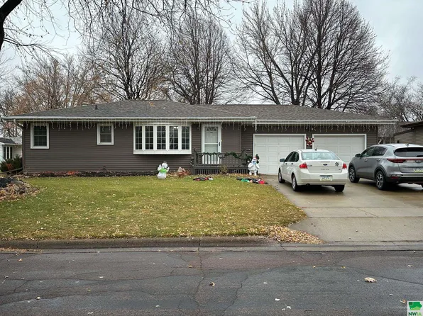 527 E 17th St, Spencer, IA 51301
